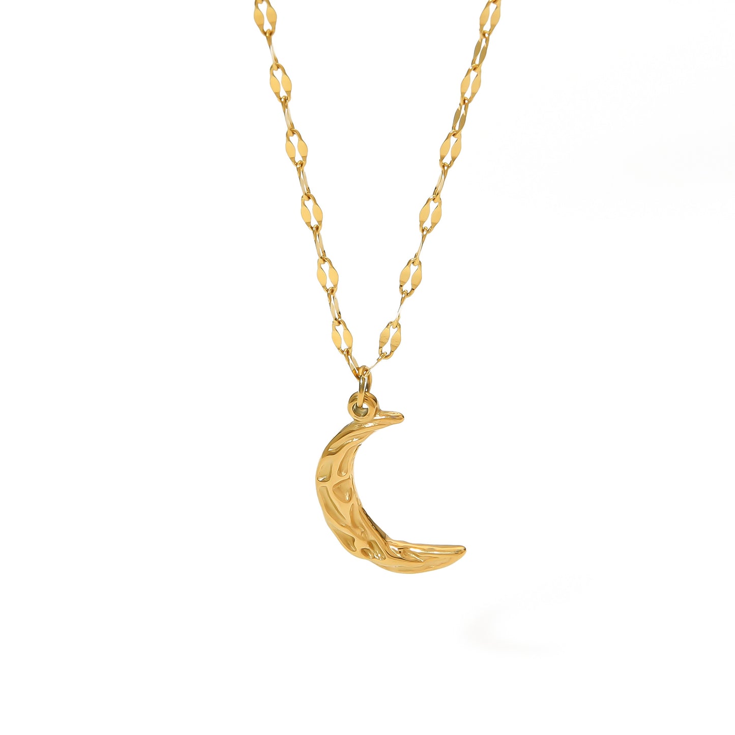 Collana con ciondolo a luna geometrica da donna con catena in acciaio inossidabile e ciondolo in acciaio al titanio, placcata sotto vuoto in oro 18 carati, con texture ondulata e piegata ispirata alla lava