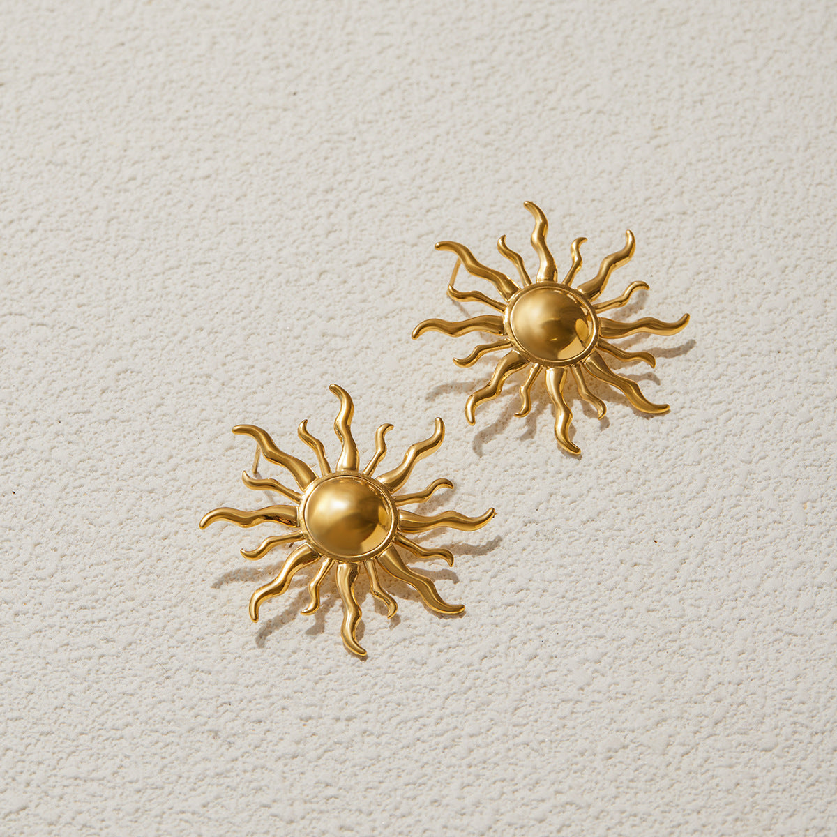 Pendientes de botón de acero inoxidable con forma de sol minimalista para mujer con acabado chapado