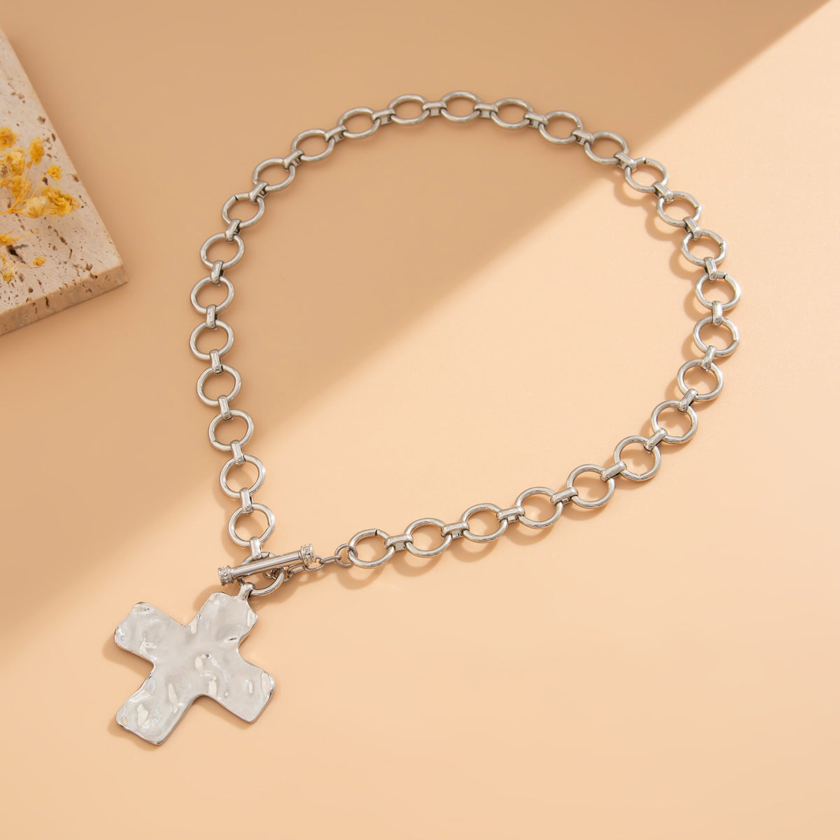 Collana con Ciondoli a Croce e Cuore in Stile Punk in Lega, Finitura Galvanizzata e Design a Catena Irregolare
