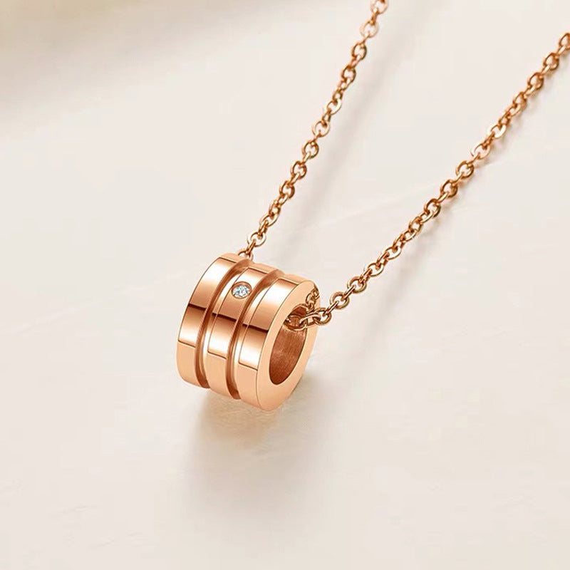 Collana con Pendente Minimalista in Acciaio al Titanio con Strass e Catena a O Placcata Oro da Donna