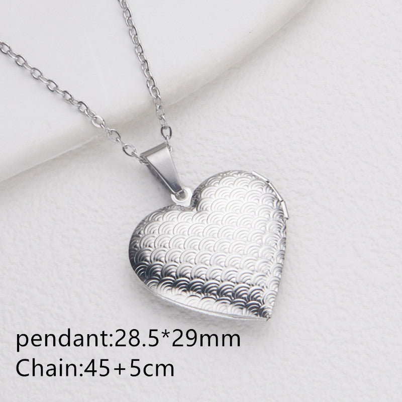Collana con Pendente Minimalista a Cuore in Acciaio Inossidabile, Design con Cornice Portafoto Apribile e Finitura Galvanizzata