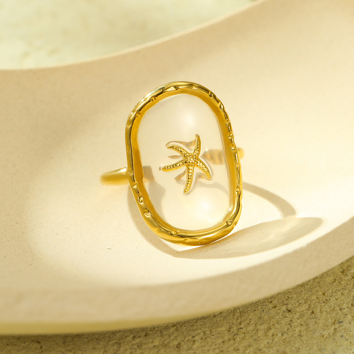 Anillo Ajustable con Temática Marina con Diseño de Estrella de Mar y Concha en Acero Inoxidable con Acabado Chapado para Mujer