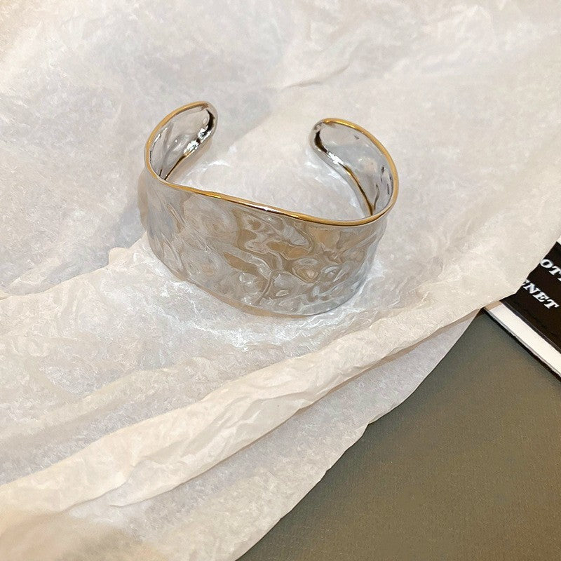 Pulsera de metal con patrón de cuadrícula geométrica de tono frío minimalista con acabado galvanizado para mujer