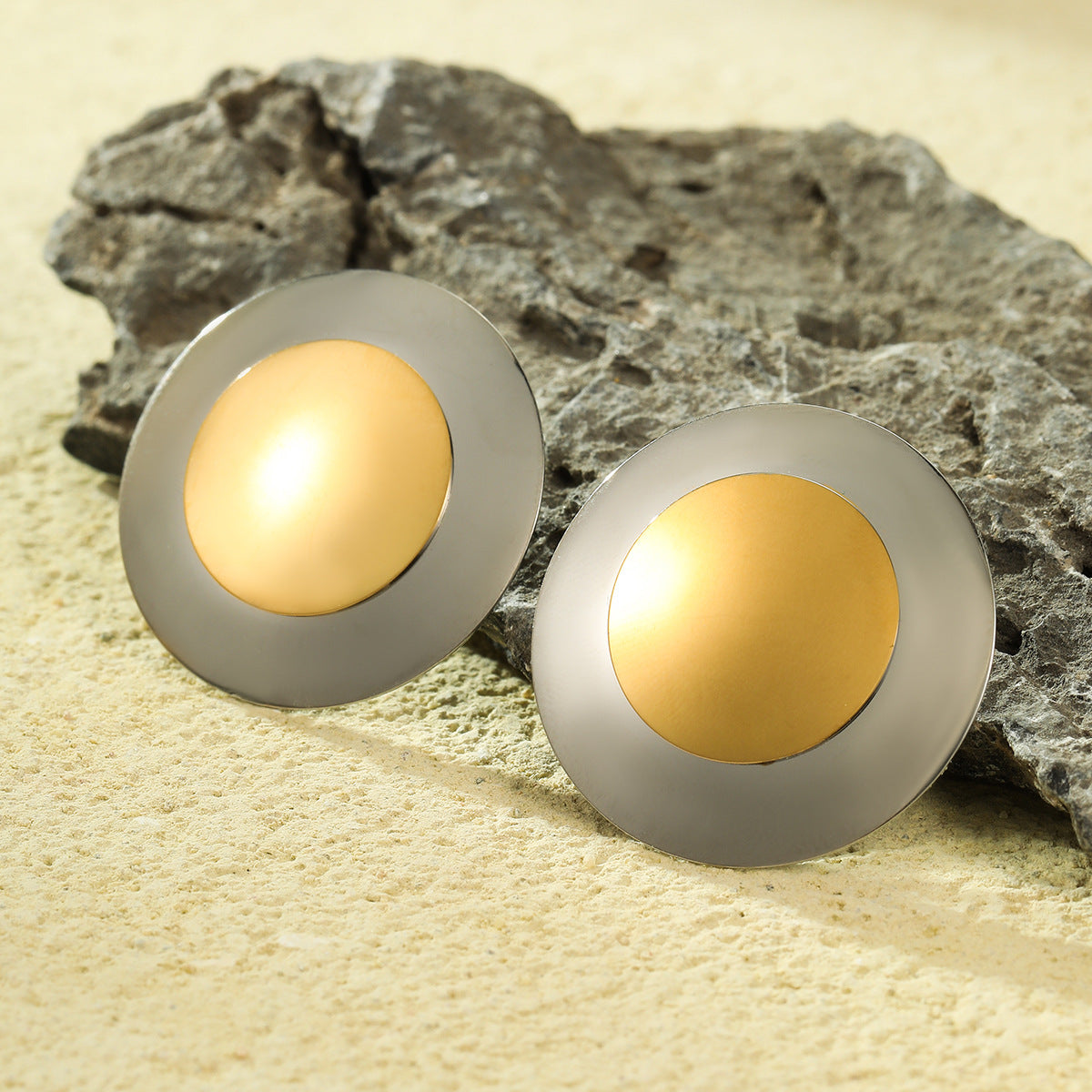 Pendientes Minimalistas Redondos de Acero Inoxidable con Chapado en Oro de 18K, Diseño Liso Bicolor para Mujer