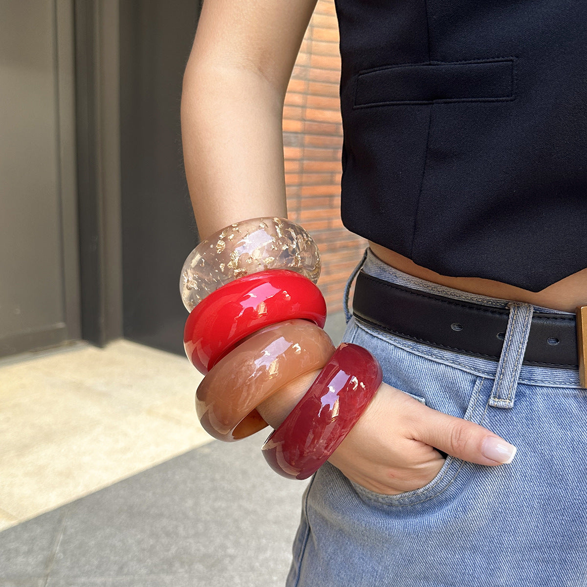 Bracciale geometrico esagerato in acrilico con fascia larga irregolare e accento trasparente