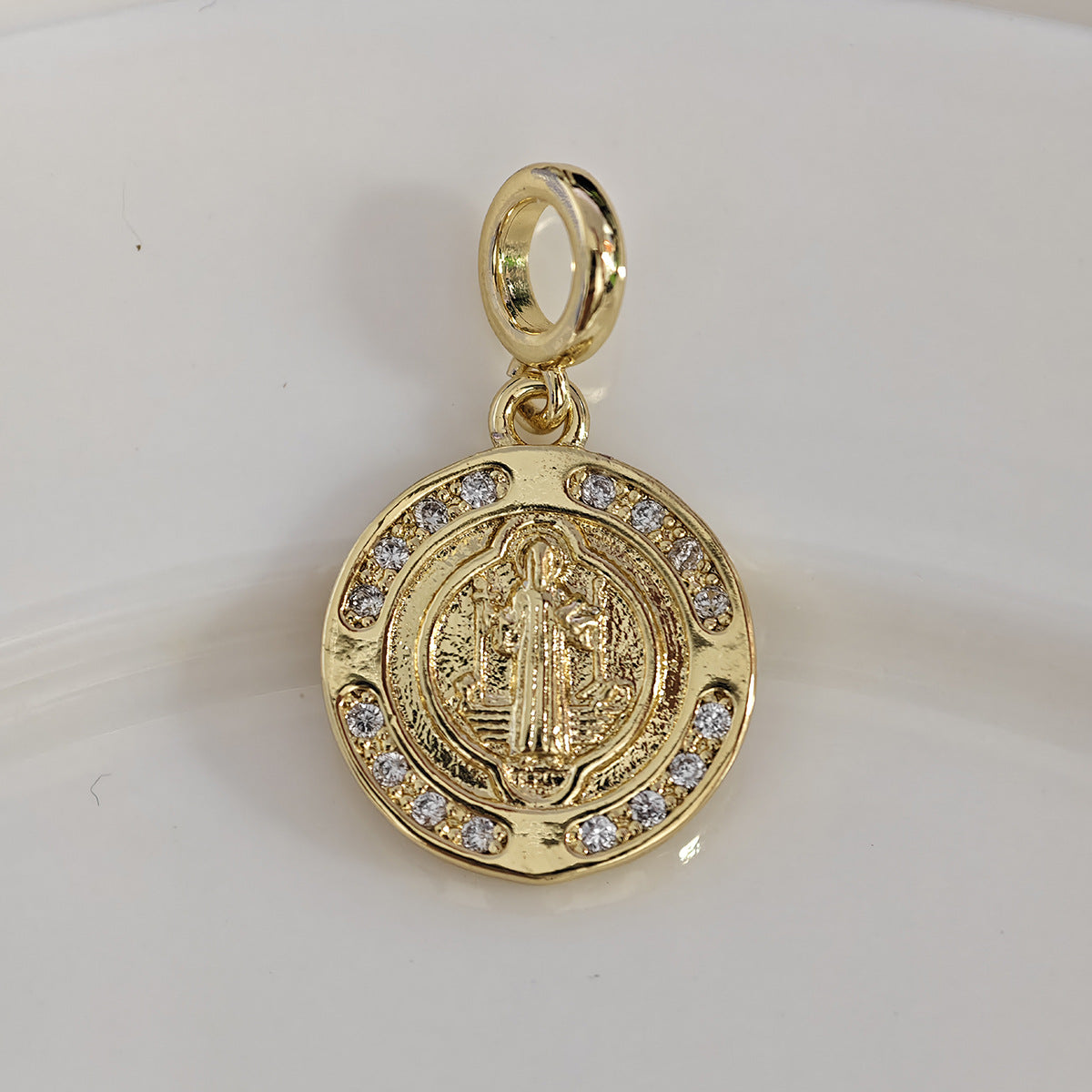 Ciondolo a Lettera Minimalista in Ottone Placcato Oro 18K con Barretta Charm con Zirconia Cubica Incastonata