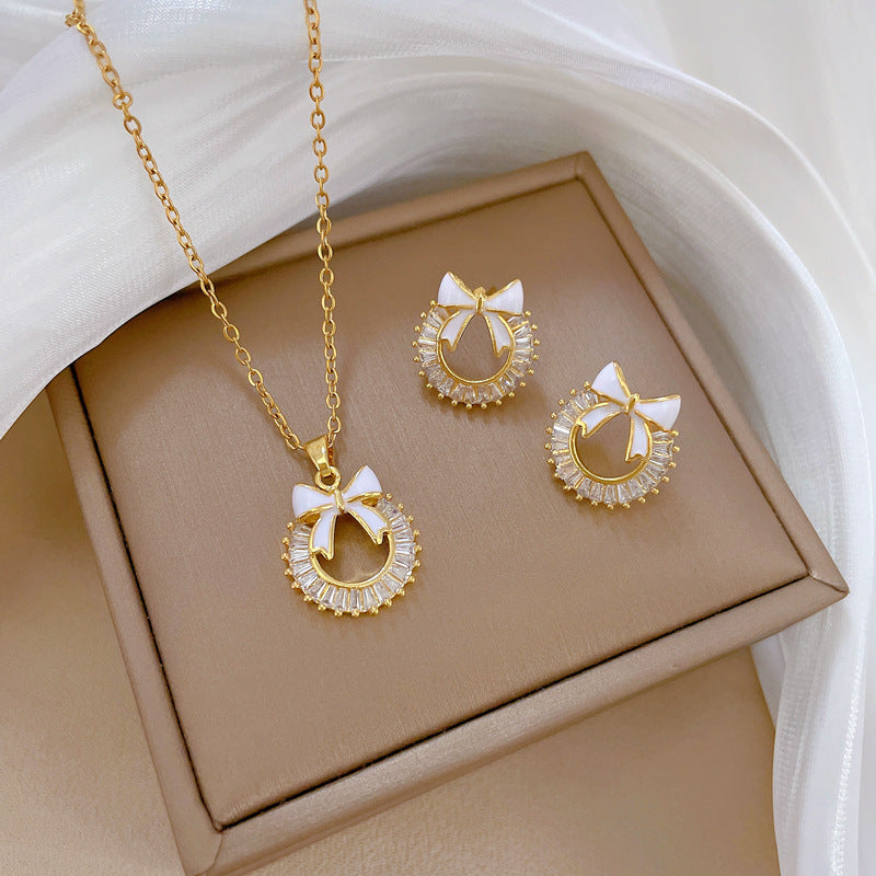 Conjunto de collar y pendientes geométricos de mariposa de acero titanio de lujo para mujer