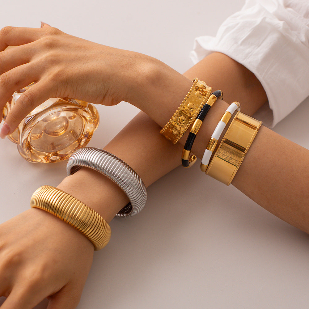 Braccialetto Minimalista Geometrico in Acciaio al Titanio con Finitura Smaltata Nera e Oro da Donna