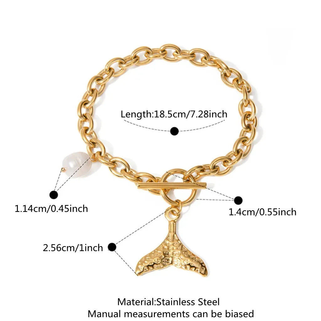 Bracciale Minimalista con Perla a Coda di Pesce in Acciaio Inox Placcato e Chiusura a Moschettone