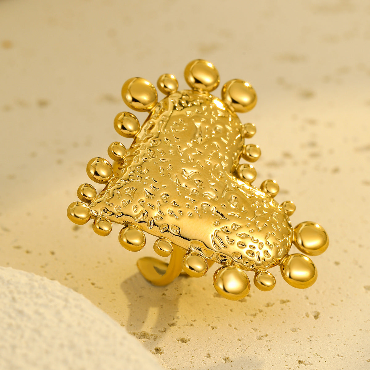 Anello da donna in acciaio al titanio martellato a forma di cuore irregolare minimalista placcato oro
