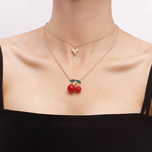 Collar de aleación con colgante de corazón de múltiples capas y cereza roja exagerada para mujer con acabado chapado