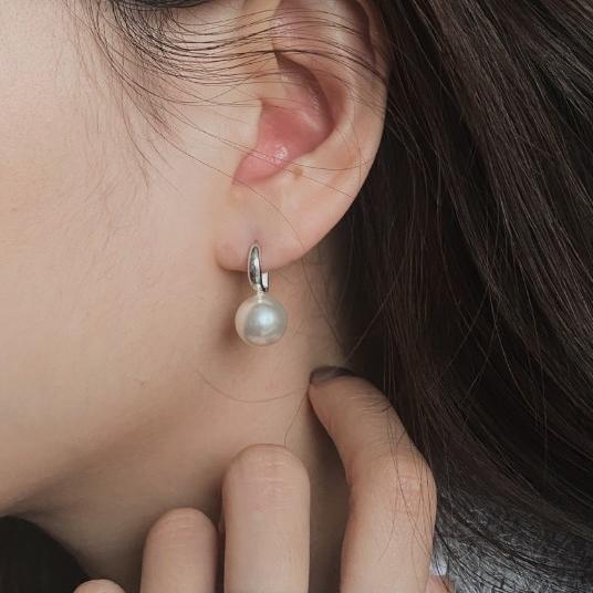 Sweet Fresh Natural Style Water-Drop Shaped 925 Sterling Silver Pearl Stud Earrings with Letter Accent