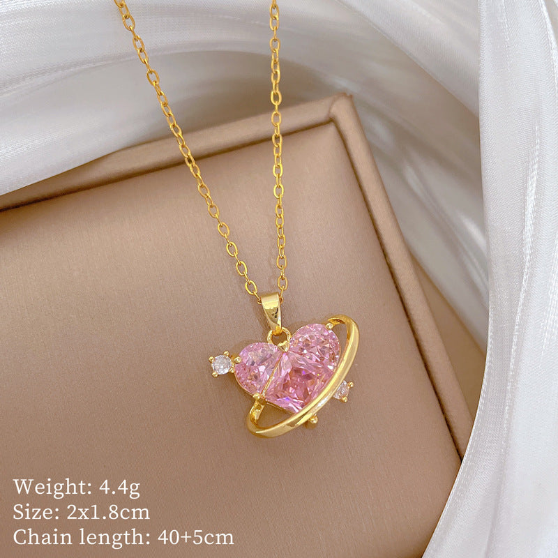 Delicata collana da donna in acciaio al titanio a forma di cuore intagliato rosa con intarsio di strass, catena clavicola elegante minimalista