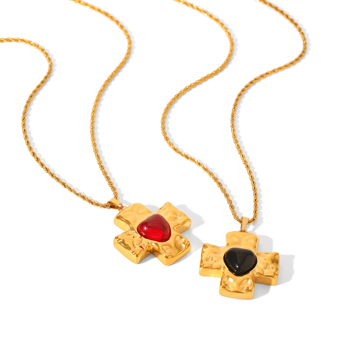 Collana con Pendente Minimalista a Croce e Cuore in Acciaio Inox con Texture Martellata, Intarsio di Strass e Catena Ritorta da Donna