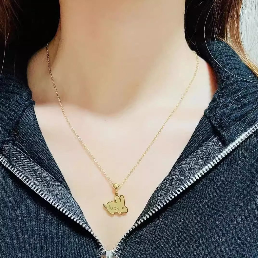 Collana con ciondolo coniglietto portafortuna minimalista in acciaio al titanio placcato oro per donna e uomo