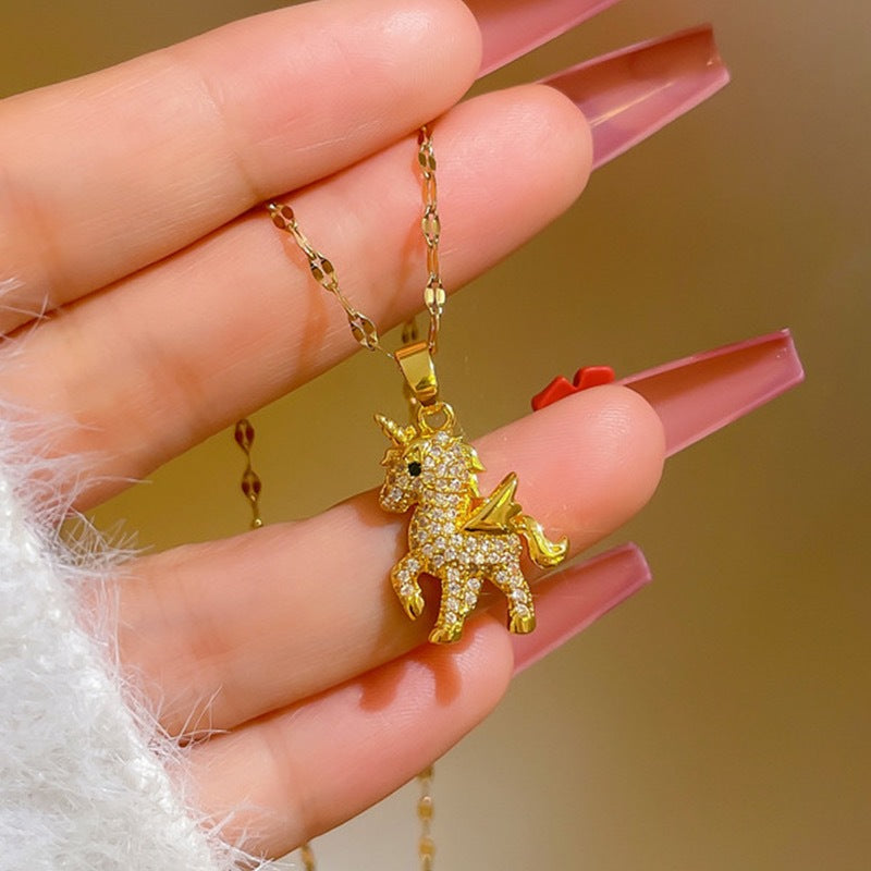 Collana pendente unicorno minimalista da donna in acciaio al titanio con placcatura in oro 18 carati e intarsio di strass