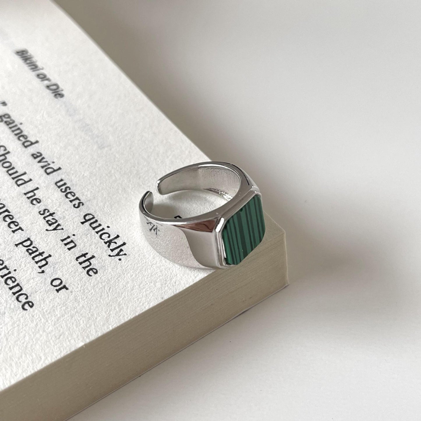 Anillo Minimalista Geométrico Verde Turquesa en Plata de Ley 925 con Patrón de Tierra Texturizado