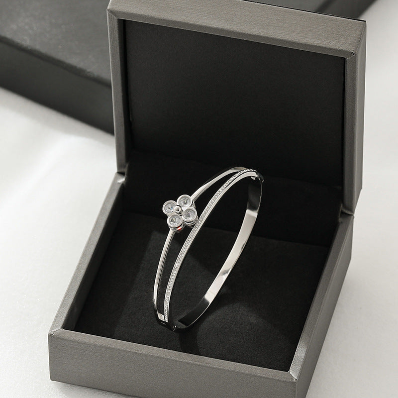 Fashion Minimalist Four-Leaf Clover Titanium Steel Bracelet for Women with Rose Gold Plating