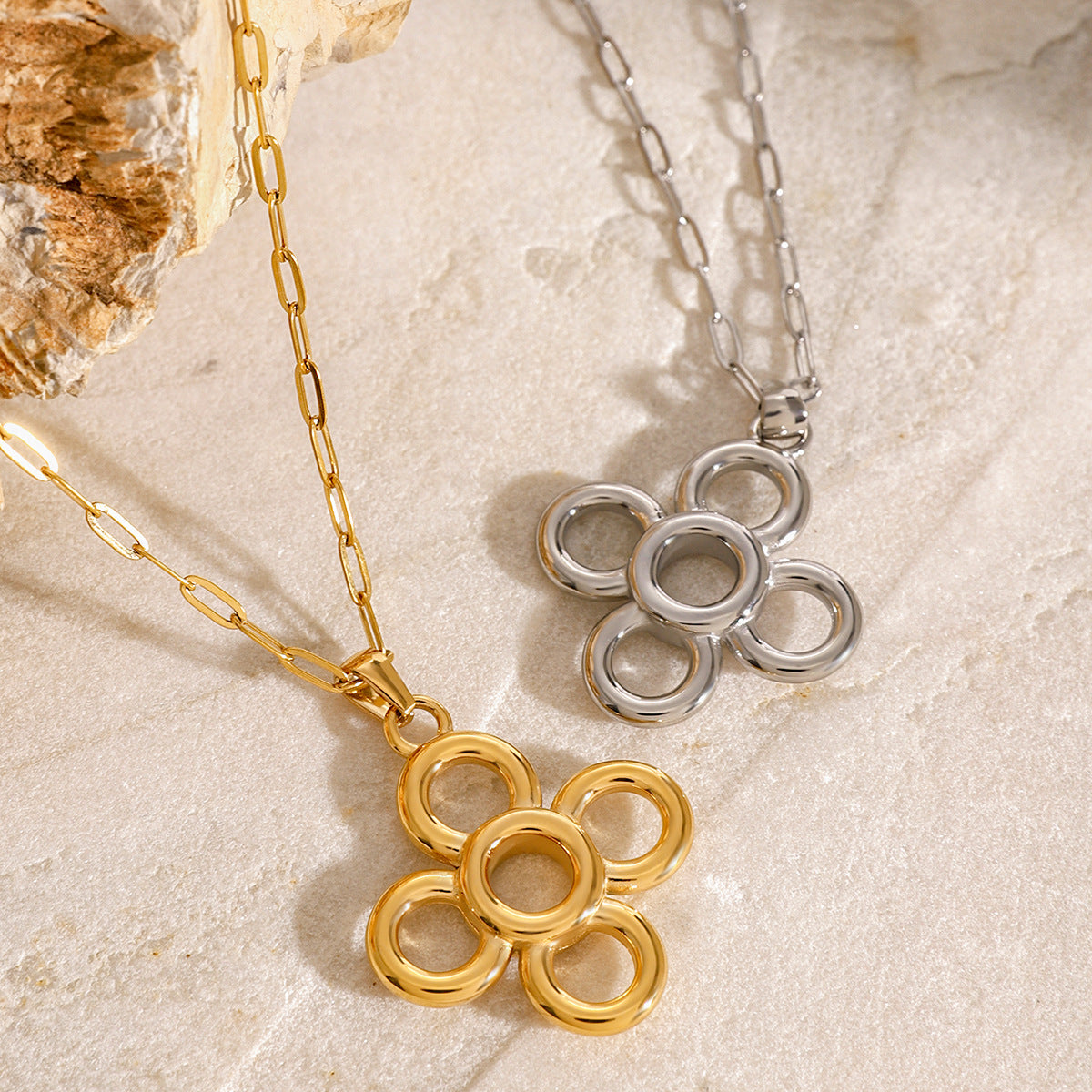 Collana placcata in acciaio inossidabile floreale con pendente in acciaio al titanio per donna