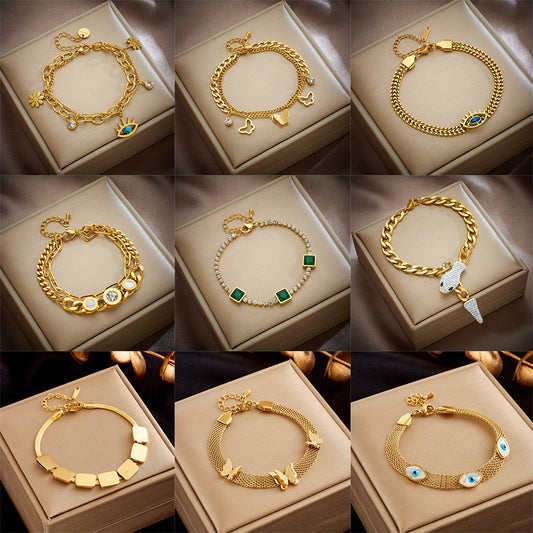 Bracciale con ciondolo a farfalla d'ispirazione vintage in acciaio al titanio con intarsi in strass e dettagli traforati