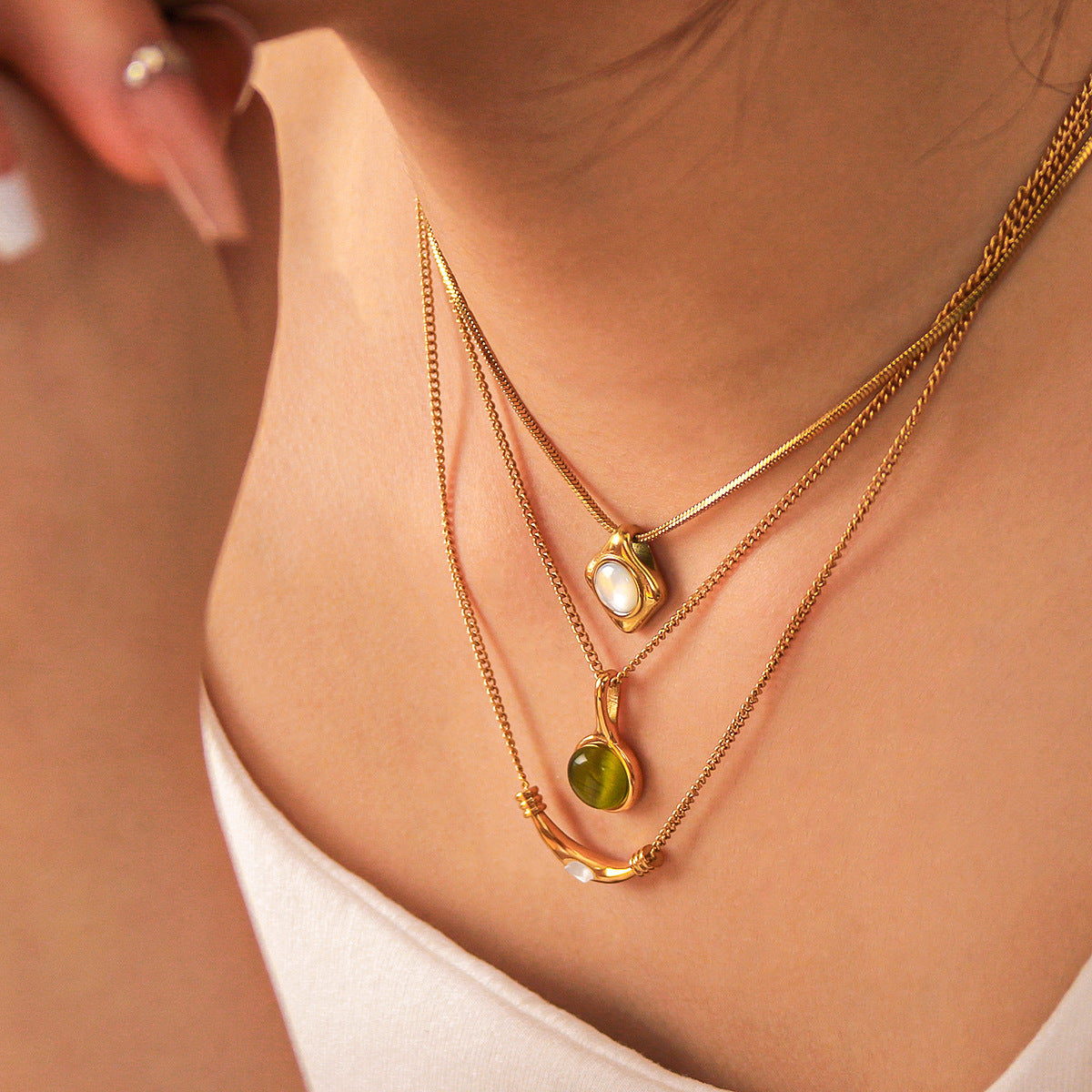 Collana con Pendente Minimalista a Cuore in Acciaio Inossidabile con Intarsio Occhio di Gatto e Placcatura Sottovuoto in Oro 18K da Donna