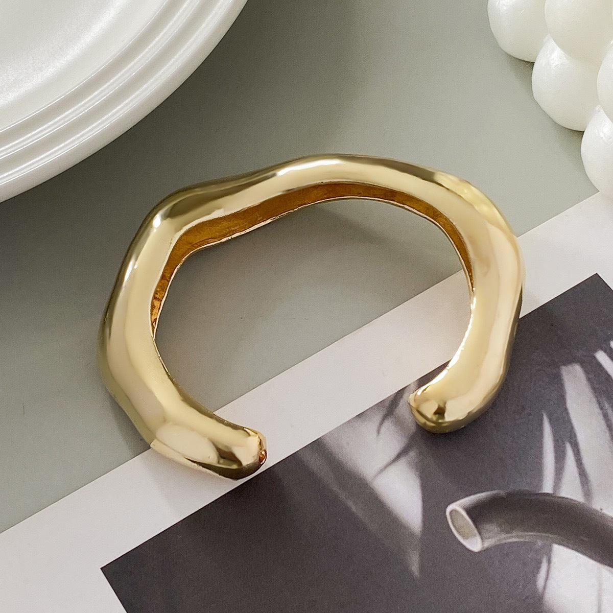 Bracciale rigido a molla in metallo placcato lucido a goccia geometrica di moda da donna