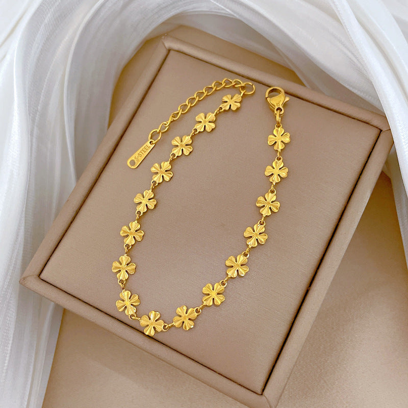 Minimalist Lucky Clover Bracelet for Women in Titanium Steel with Gold Plating and Wavy Texture