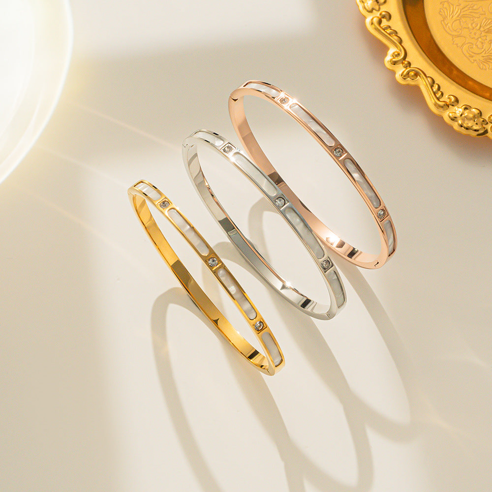 Bracciale minimalist in acciaio al titanio placcato oro rosa da donna con intarsio in conchiglia bianca e strass
