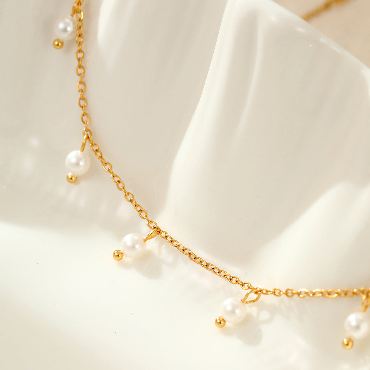 Collana con Ciondolo Geometrico Minimalista in Acciaio Inossidabile Placcato Oro 18K con Dettaglio Nappa da Donna
