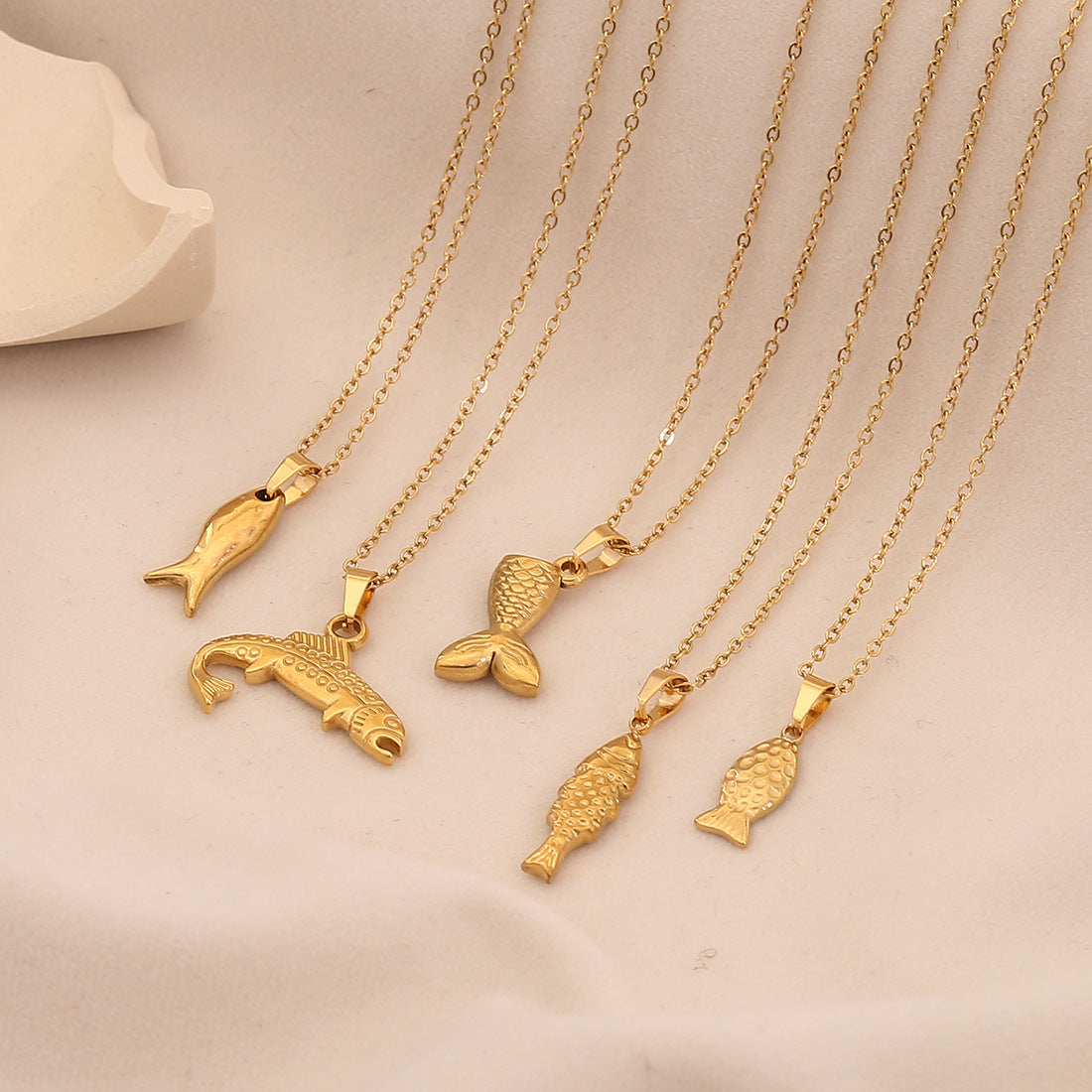 Collana con Ciondolo Unico a Forma di Pesce in Acciaio Inossidabile da Donna con Motivo Animale e Stile Minimalista