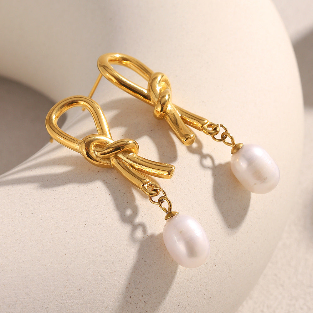 Aretes minimalistas geométricos de acero inoxidable con baño de oro de 18 quilates y perla anudada como acento