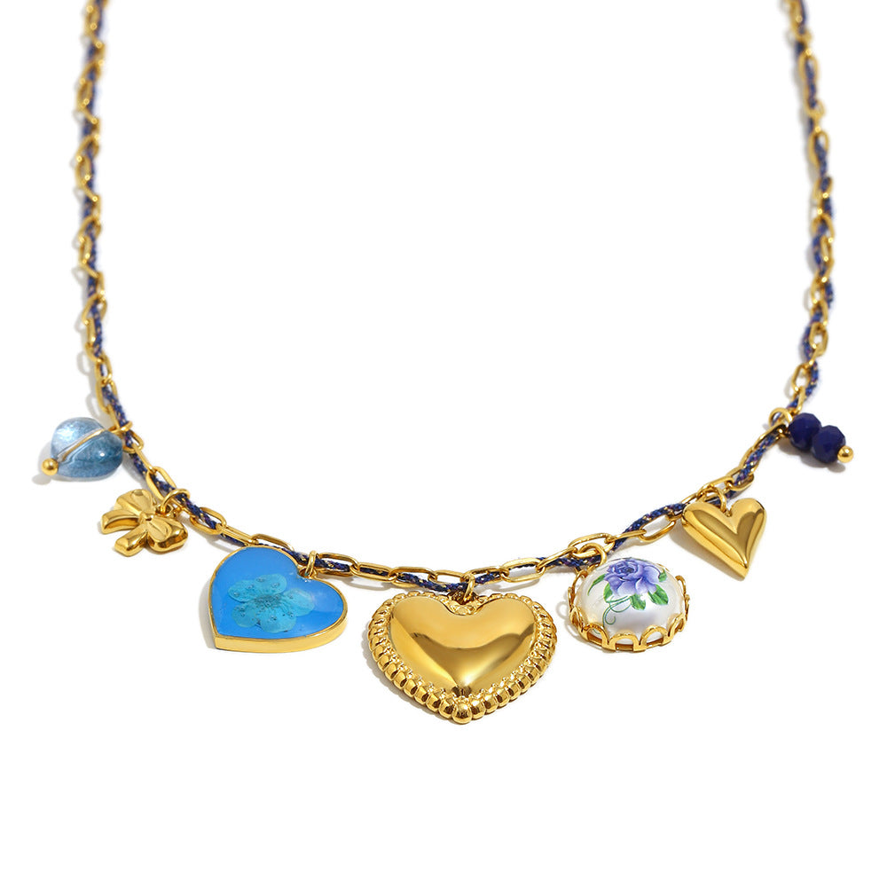 Elegante collana con ciondolo a cuore fatto a mano in acciaio inossidabile con placcatura in oro 18 carati, catena in corda di cotone e dettaglio floreale