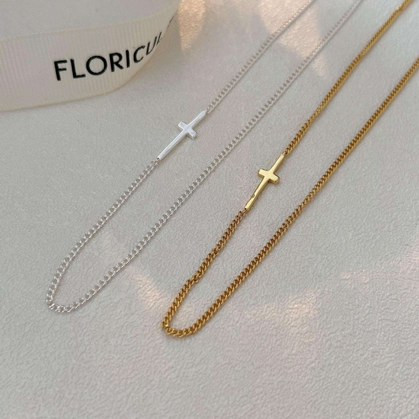 Gargantilla de Plata de Ley 925 Minimalista Hecha a Mano con Colgante de Cruz para Mujer con Forma Geométrica y Estética Minimalista Moderna
