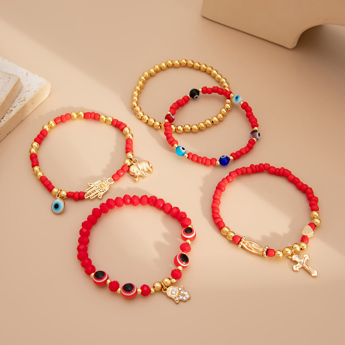 Bracciale in stile bohémien con perline colorate, ciondolo a croce in perla sintetica e nappine decorative