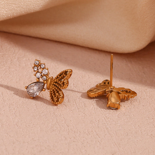 Orecchini a perno asimmetrici a farfalla alla moda per donne in acciaio inossidabile con placcatura in oro 18 carati e zirconi semipavé