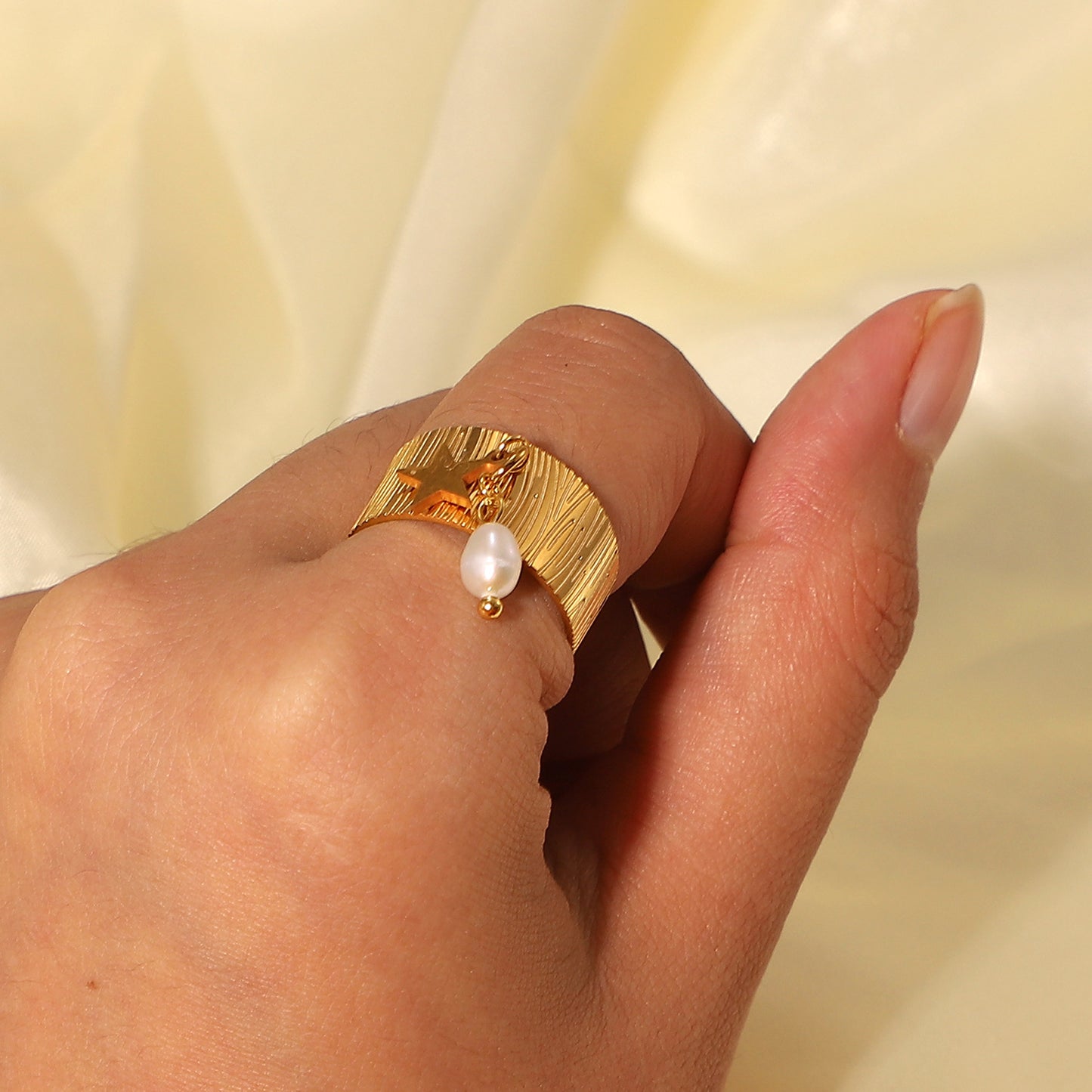 Anello geometrico in acciaio inossidabile con placcatura in oro 18 carati e perla per donna