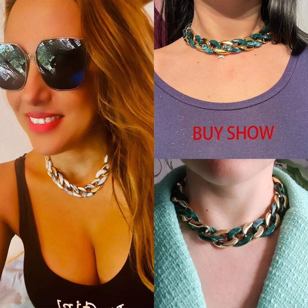 Collana da donna con ciondolo in acrilico geometrico punk e catena a maglie.