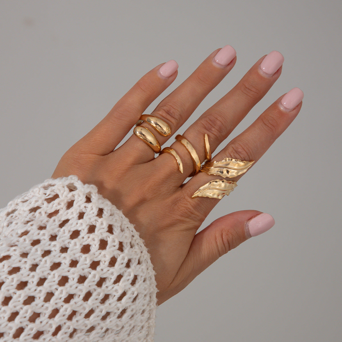 Juego de anillos geométricos minimalistas de aleación para mujer con acabado chapado, textura de arrugas líquidas y diseño apilable.