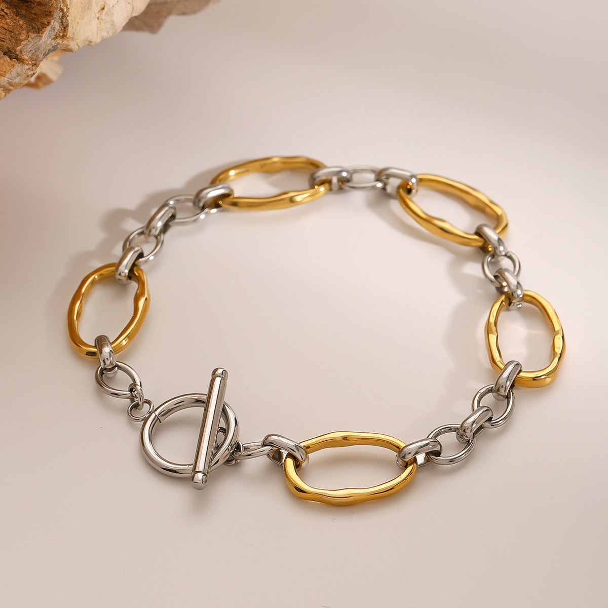 Bracciale Geometrico Placcato Acciaio Inossidabile da Donna con Stile Minimalista Moderno ed Elegante Anello Decorativo