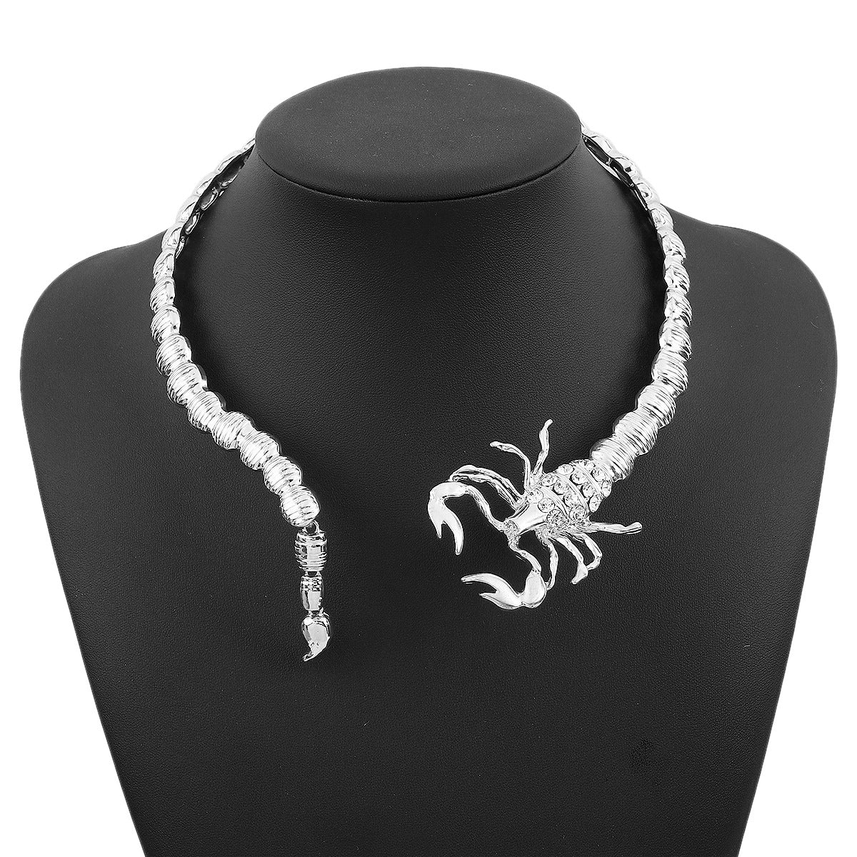 Collar con colgante de escorpión de Halloween atrevido para mujer, aleación con incrustaciones de diamantes de imitación y cadena de serpiente