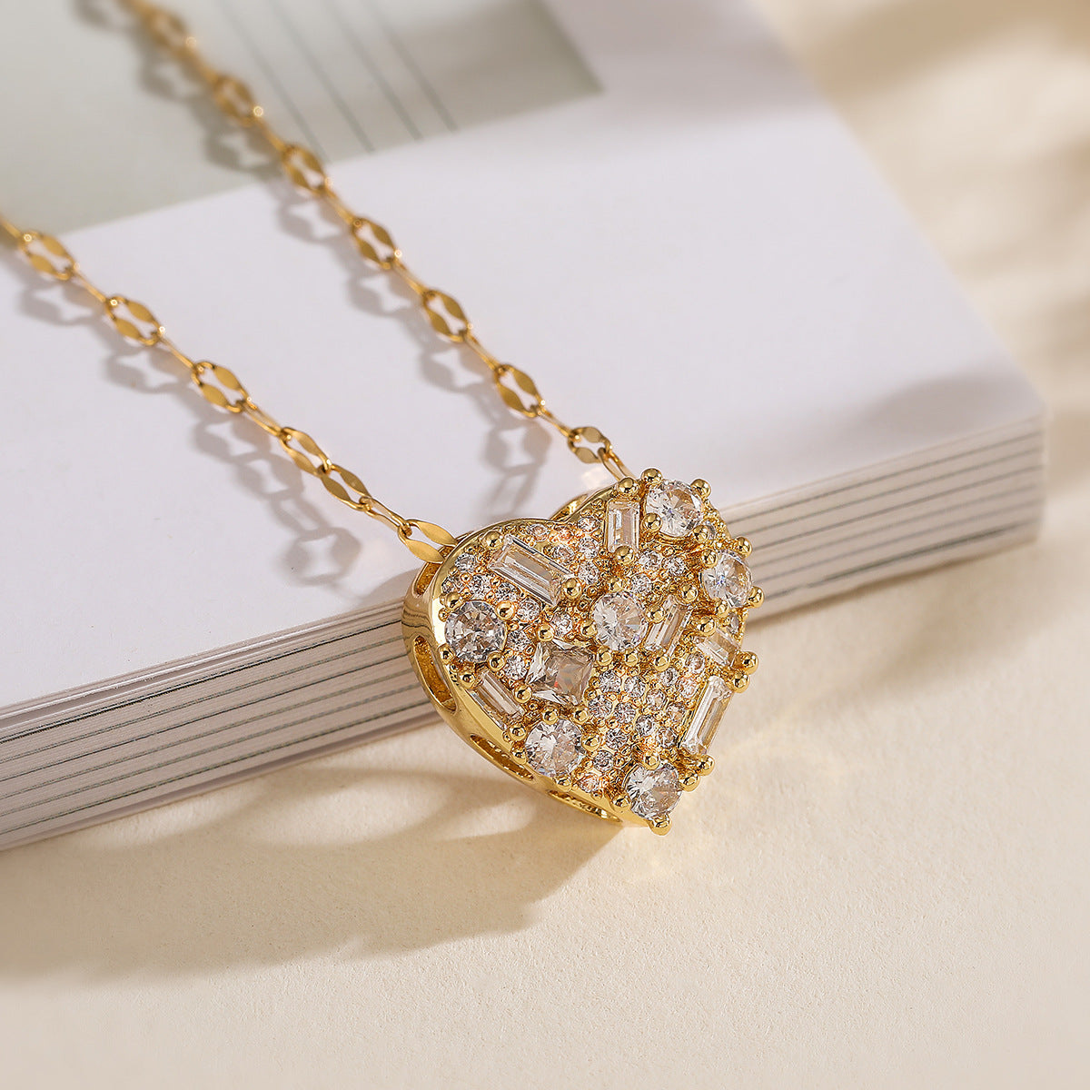 Collana Pendente Minimalista Cuore e Stella da Donna in Rame Placcato Oro Vero, Catena con Ciondolo a Forma Geometrica