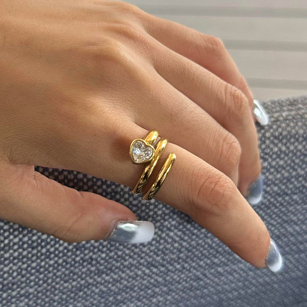 Anillo minimalista de acero inoxidable con forma de corazón e incrustaciones de circonita, unisex
