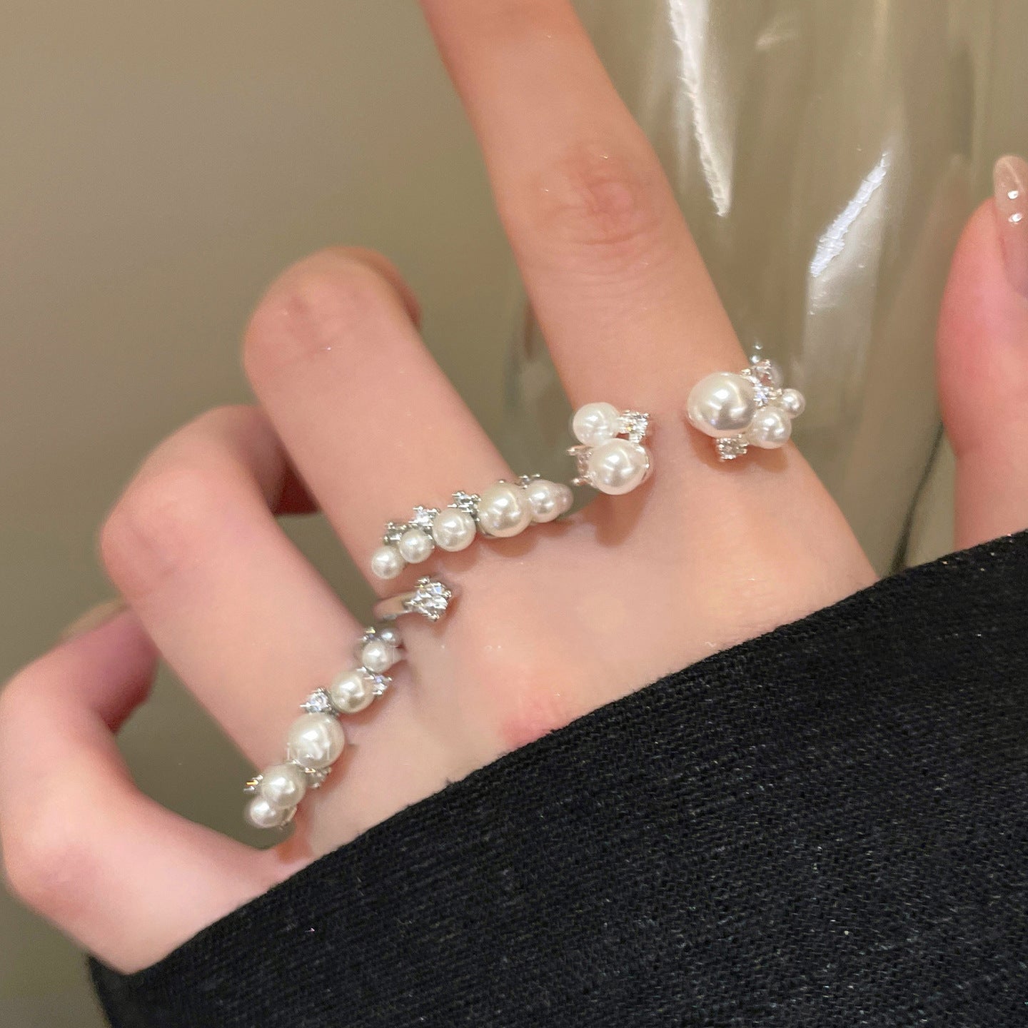 Anello Regolabile Minimalista da Donna con Zirconi e Perle, Finitura Placcata, Design Geometrico, Accessorio di Moda Elegante