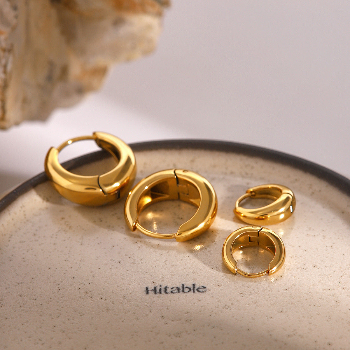 Eleganti orecchini rotondi geometrici in acciaio inossidabile placcati oro 18 carati
