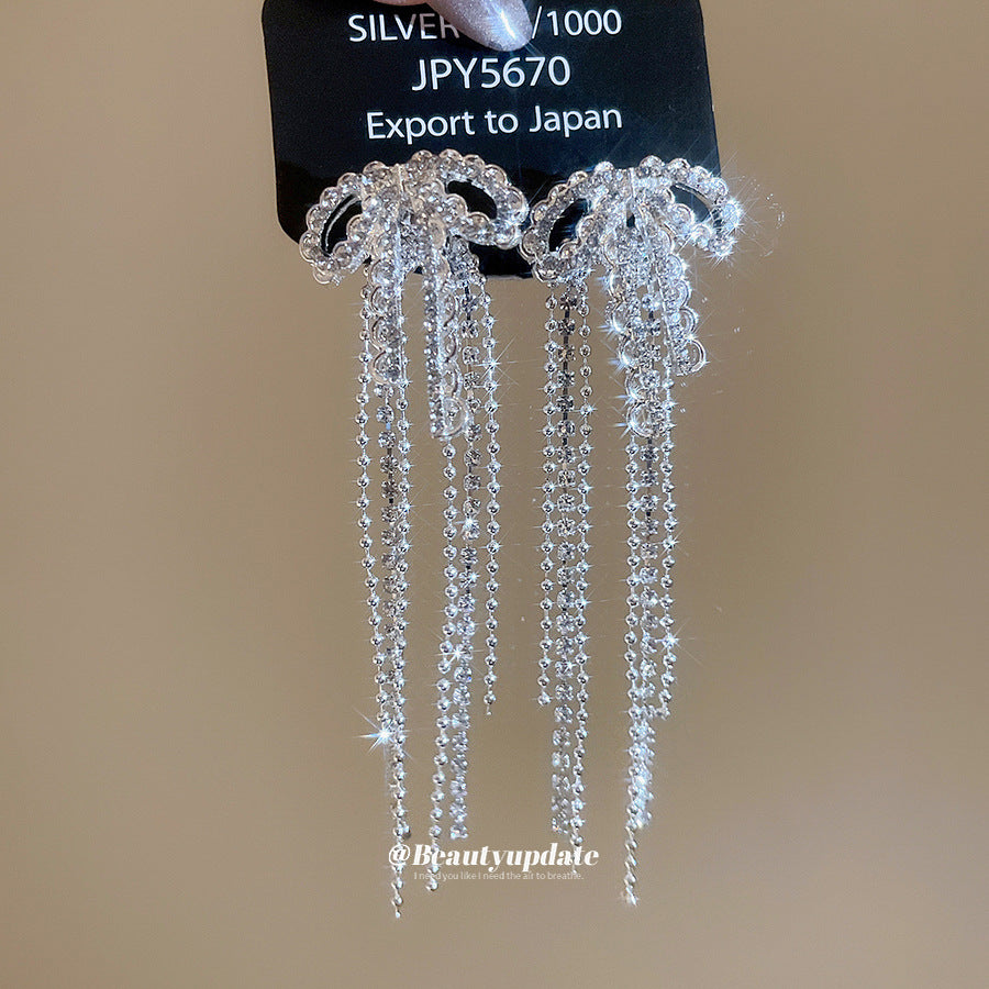 Orecchini a fiocco eleganti in lega con intarsi di strass e perni in argento sterling 925 da donna — Gioielli di lusso minimalisti