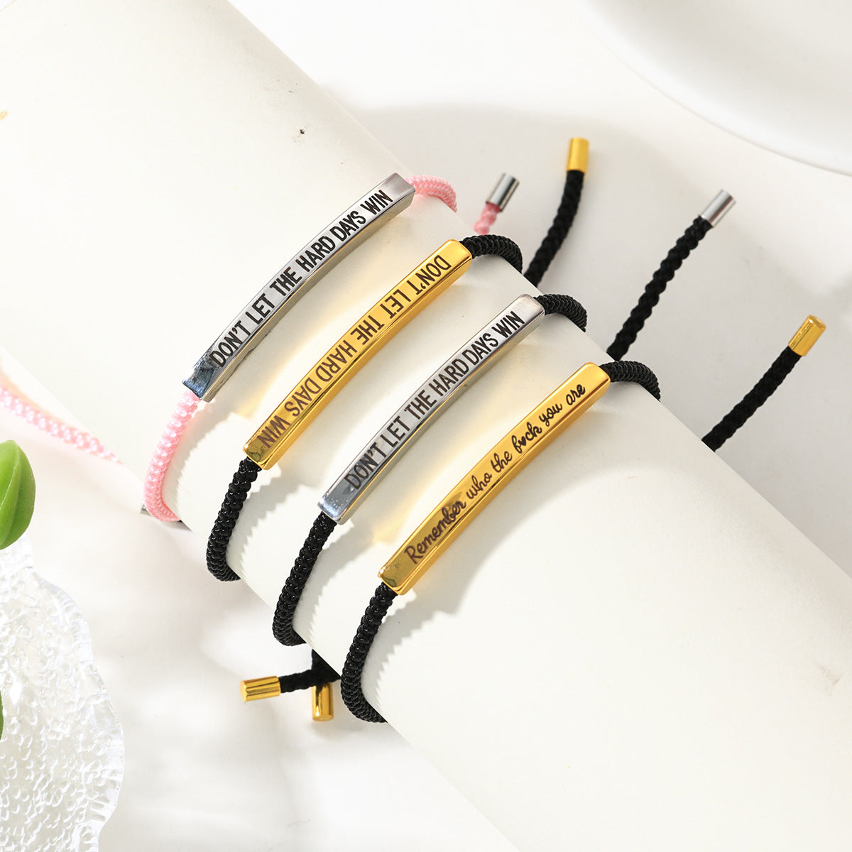 Pulsera de puño chapada de acero inoxidable con diseño geométrico y moderno para mujer, con tarjeta de mensaje inspirador en inglés