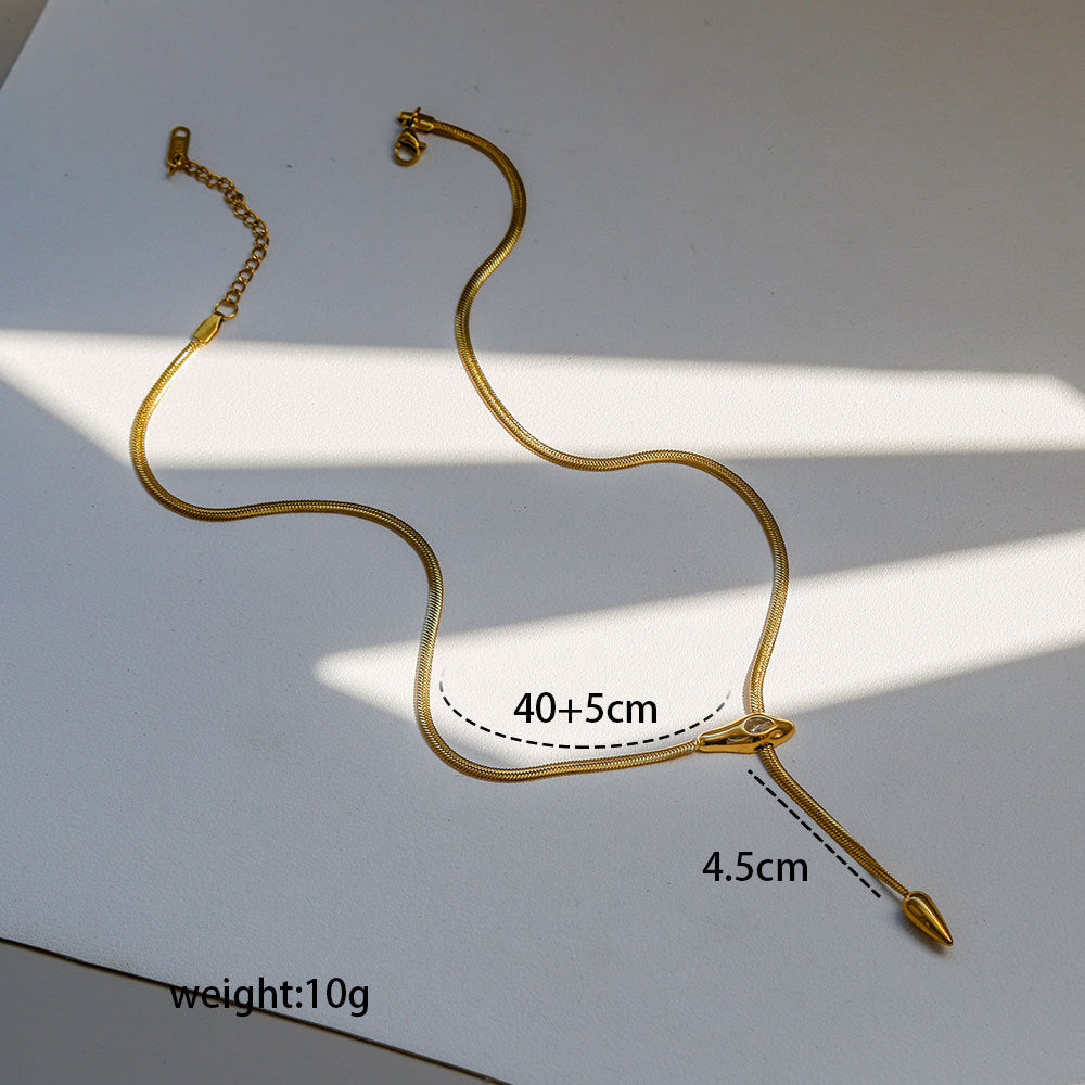 Elegante collana minimalista con ciondolo a testa di serpente in acciaio inossidabile con finitura placcata su catena a serpente da donna