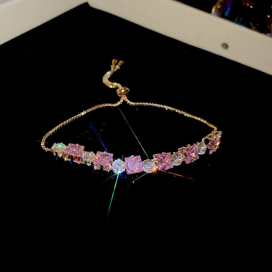 Elegante bracciale da donna con fiore geometrico e accenti in zircone, in rame placcato, stile trendy da ufficio, gioiello versatile e lussuoso per la mano