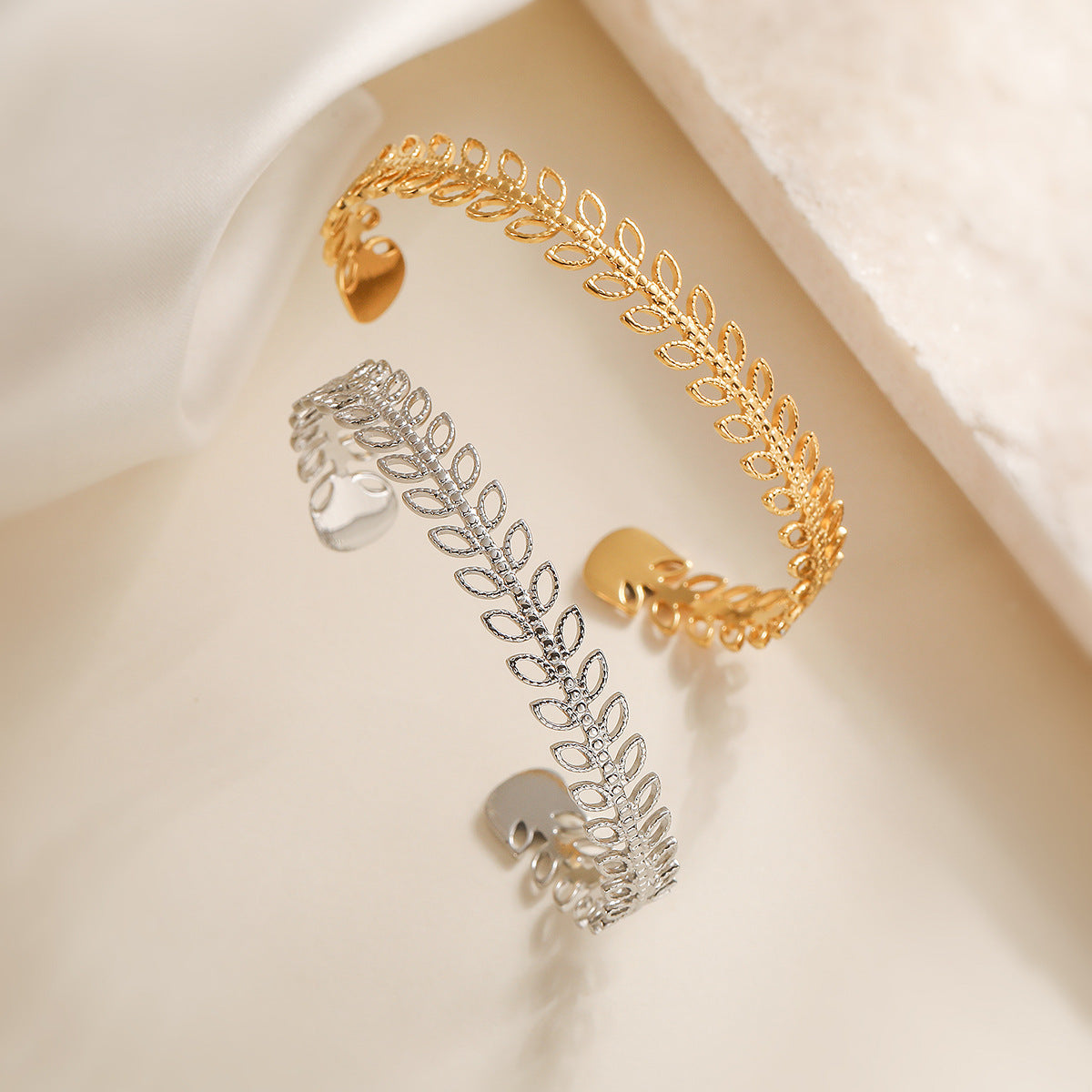 Bracciale minimalista da donna in acciaio inossidabile con spiga di grano vuota e placcatura in oro 18 carati