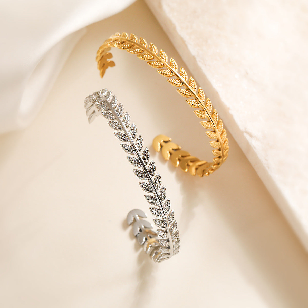 Bracciale Minimalista a C in Acciaio Inossidabile da Donna Placcato Oro 18K, Design Irregolare, Accessorio Moda Lusso Leggero